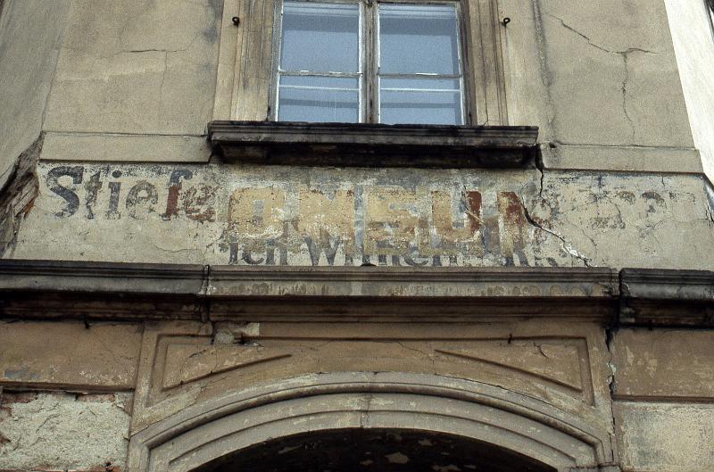 Zittau, Rosenstr.-Ecke Breite Str., 21.6.1997.jpg - Stiefel ... / darüber KONSUM (in Rot)